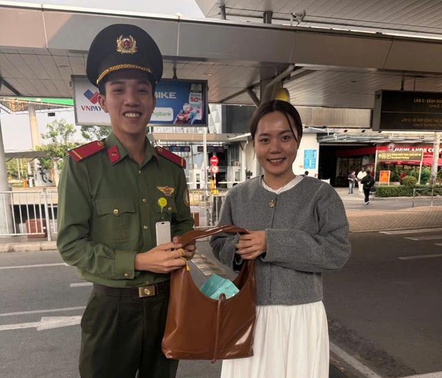Công an cửa khẩu Tân Sơn Nhất nhanh chóng truy tìm kẻ lấy ví của khách - Ảnh 3. Công an cửa khẩu Tân Sơn Nhất nhanh chóng truy tìm kẻ lấy ví của khách - Ảnh 3.