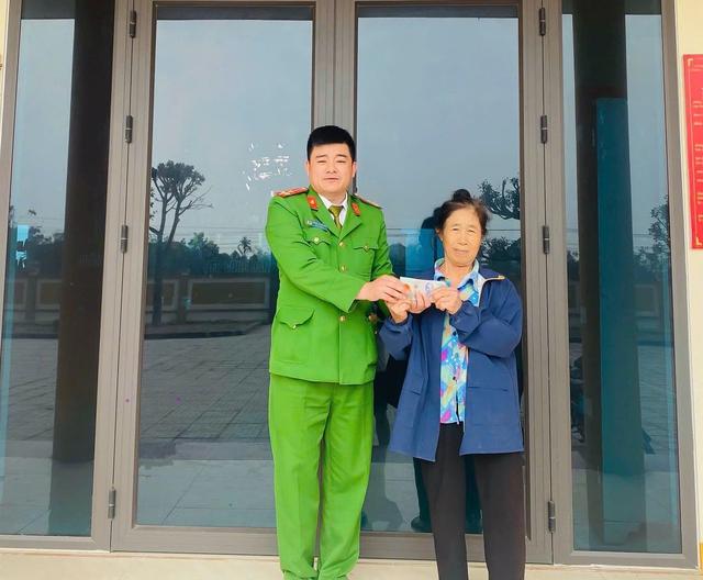 - Ảnh 1. Người phụ nữ nhặt được vàng khi đi chợ giữa thời điểm giá cao ngất ngưởng - Ảnh 1.