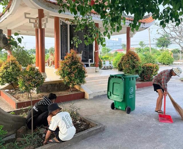 Công an răn đe trẻ 'chưa ngoan' bằng cách dọn vệ sinh ở bia tưởng niệm- Ảnh 1. Công an răn đe trẻ 'chưa ngoan' bằng cách dọn vệ sinh ở bia tưởng niệm- Ảnh 1.