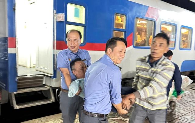 Chuyến tàu đặc biệt của hành khách mất tứ chi mang lại tình người ấm áp - Ảnh 2. Chuyến tàu đặc biệt của hành khách mất tứ chi mang lại tình người ấm áp - Ảnh 2.