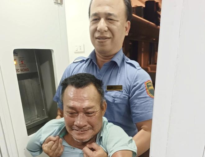 Chuyến tàu đặc biệt của hành khách mất tứ chi mang lại tình người ấm áp - Ảnh 3. Chuyến tàu đặc biệt của hành khách mất tứ chi mang lại tình người ấm áp - Ảnh 3.