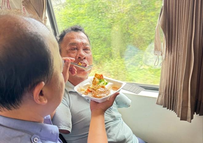 Chuyến tàu đặc biệt của hành khách mất tứ chi mang lại tình người ấm áp - Ảnh 4. Chuyến tàu đặc biệt của hành khách mất tứ chi mang lại tình người ấm áp - Ảnh 4.