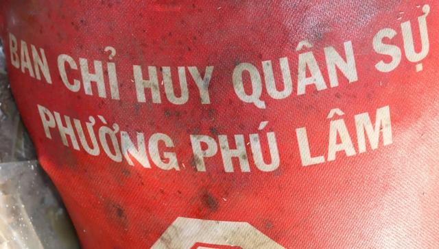 Phát hiện thi thể nam giới mặc áo in 'Ban Chỉ huy Quân sự phường Phú Lâm' - Ảnh 2.