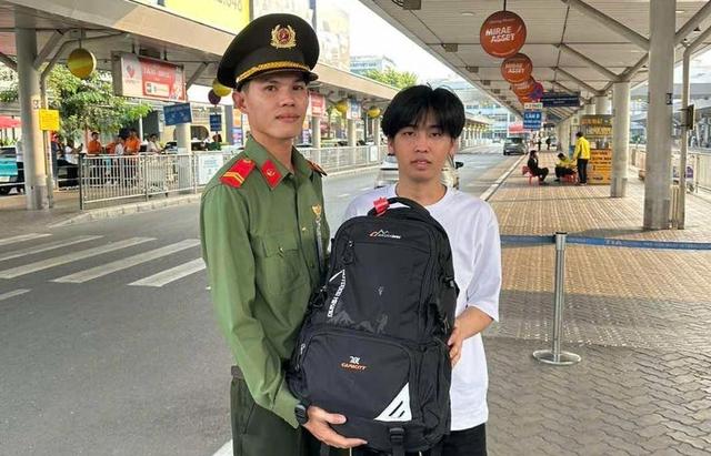 Công an Tân Sơn Nhất trả tài sản hơn 1 tỉ đồng cho nhiều khách làm rơi - Ảnh 2.