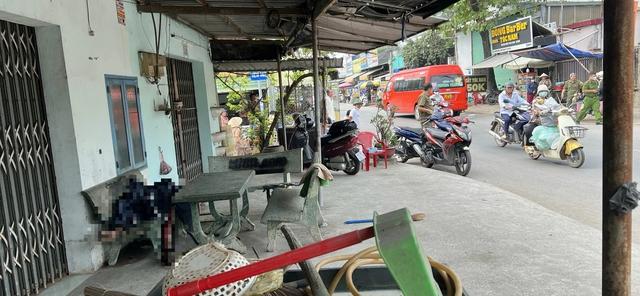 TP.HCM: Mở cửa nhà, tá hỏa phát hiện người lạ tử vong trên ghế đá- Ảnh 1. TP.HCM: Mở cửa nhà, tá hỏa phát hiện người lạ tử vong trên ghế đá- Ảnh 1.