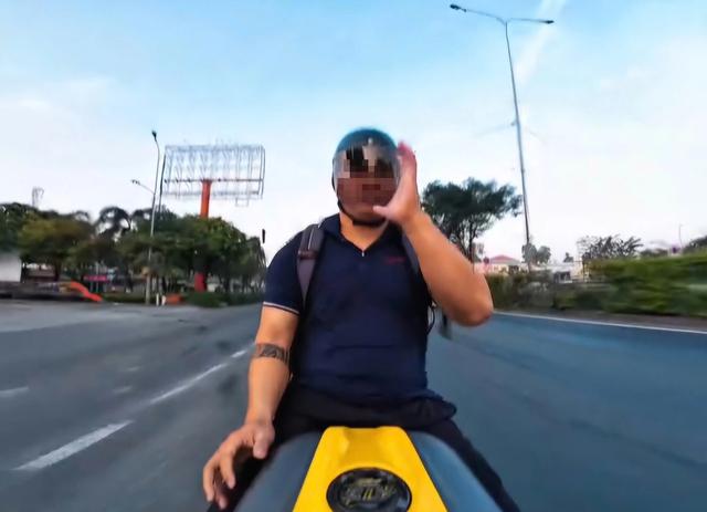 Xác minh clip chạy xe mô tô buông 2 tay, nghe điện thoại ở TP.HCM- Ảnh 1. Xác minh clip chạy xe mô tô buông 2 tay, nghe điện thoại ở TP.HCM- Ảnh 1.