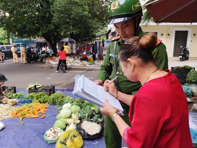 TP.HCM 'dẹp loạn' lấn chiếm lòng lề đường- Ảnh 8.