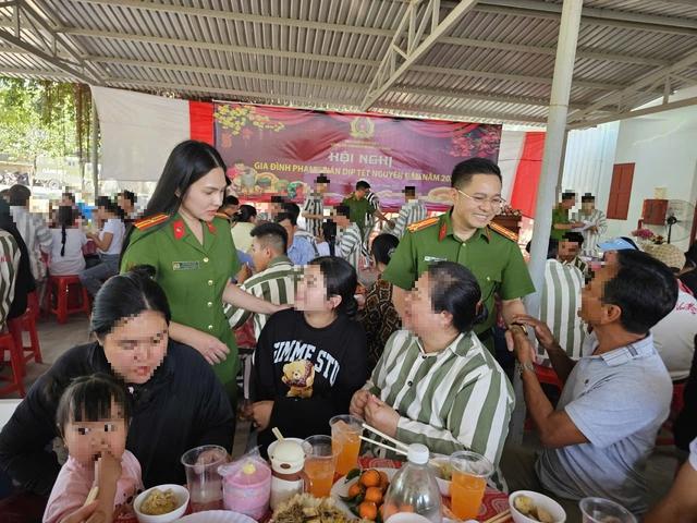 Bữa cơm khơi dậy khát vọng hoàn lương trong mỗi phạm nhân- Ảnh 1. Bữa cơm khơi dậy khát vọng hoàn lương trong mỗi phạm nhân- Ảnh 1.
