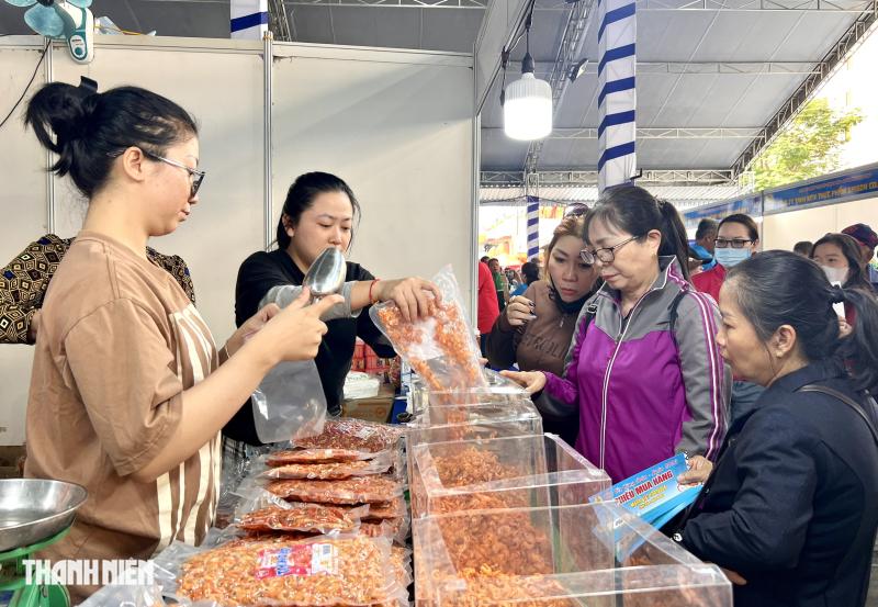 Công nhân TP.HCM được nhận vé máy bay, tàu xe và quà hôm nay- Ảnh 3.