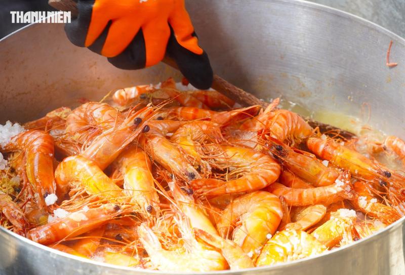 Tôm sú khô nguyên vỏ Cà Mau 'cháy hàng' dịp tết, giá 1,5 triệu/kg vẫn hút khách - Ảnh 4.