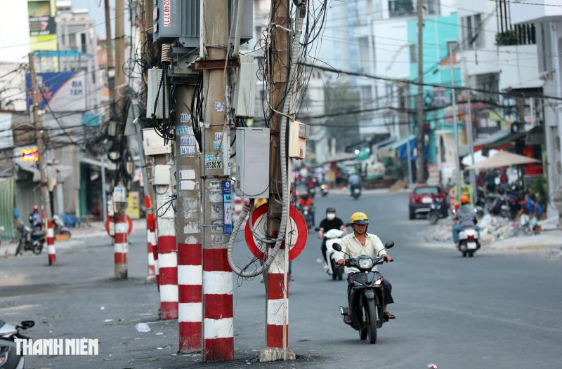 Đường Chu Văn An dần về đích, hàng loạt cột điện vẫn án ngữ mặt đường - Ảnh 9. Đường Chu Văn An dần về đích, hàng loạt cột điện vẫn án ngữ mặt đường - Ảnh 9.