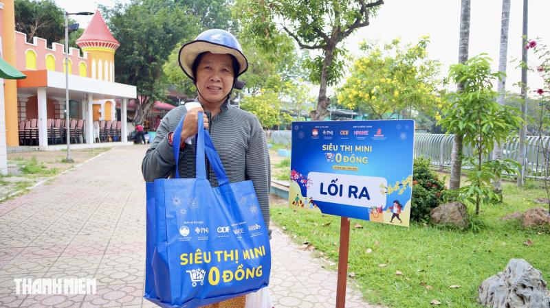 Sắm tết ở siêu thị mini 0 đồng, TP.HCM: Mấy chục năm mới mua sắm kiểu này- Ảnh 4. Sắm tết ở siêu thị mini 0 đồng, TP.HCM: Mấy chục năm mới mua sắm kiểu này- Ảnh 4.