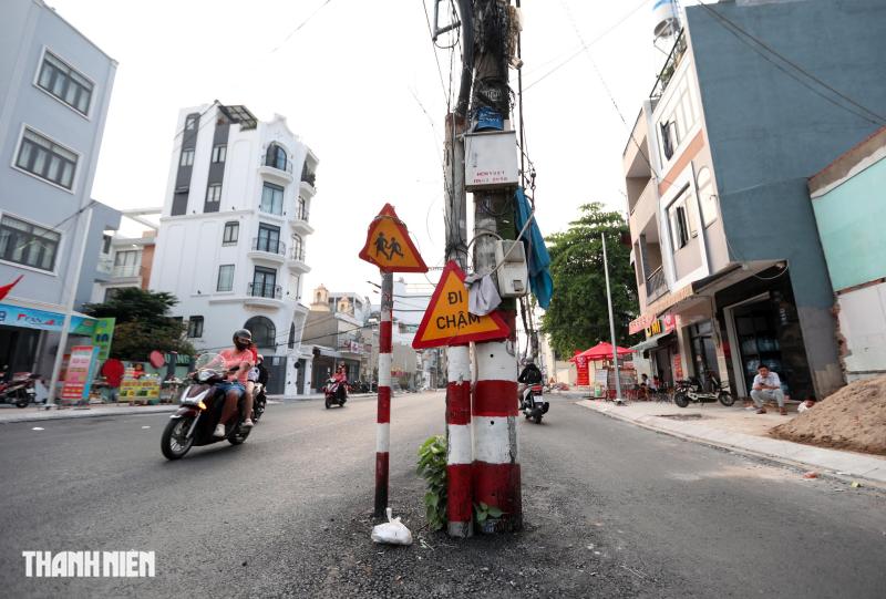 Đường Chu Văn An dần về đích, hàng loạt cột điện vẫn án ngữ mặt đường - Ảnh 3. Đường Chu Văn An dần về đích, hàng loạt cột điện vẫn án ngữ mặt đường - Ảnh 3.