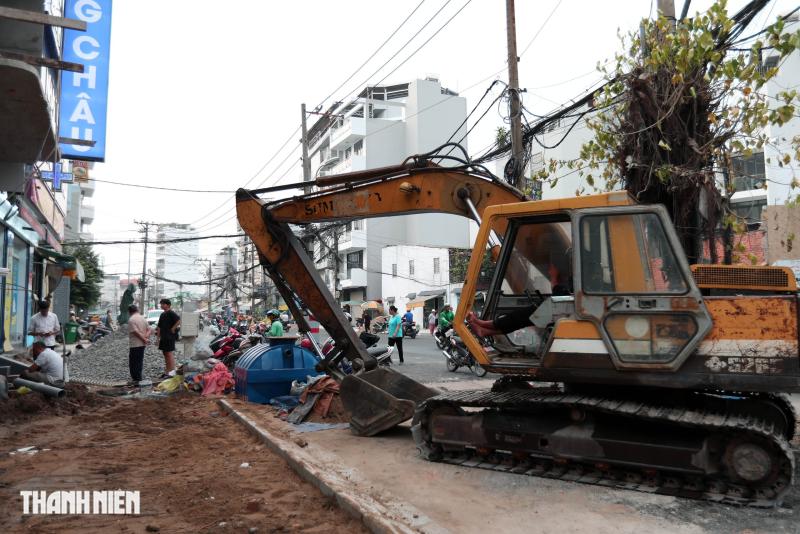 Đường Chu Văn An dần về đích, hàng loạt cột điện vẫn án ngữ mặt đường - Ảnh 11. Đường Chu Văn An dần về đích, hàng loạt cột điện vẫn án ngữ mặt đường - Ảnh 11.