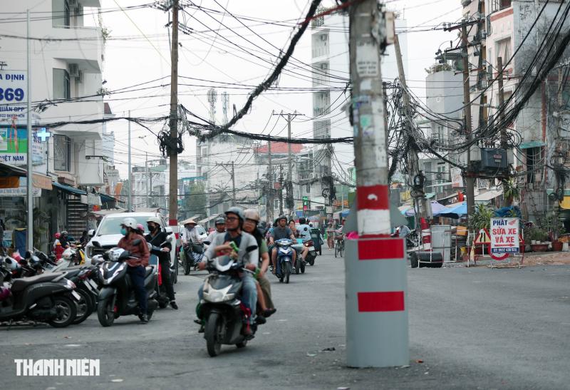 Đường Chu Văn An dần về đích, hàng loạt cột điện vẫn án ngữ mặt đường - Ảnh 8. Đường Chu Văn An dần về đích, hàng loạt cột điện vẫn án ngữ mặt đường - Ảnh 8.