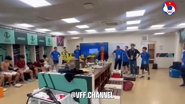 Hé lộ phòng thay đồ U.23 Việt Nam sau trận thắng Ả Rập Xê Út, Chủ tịch VFF hỏi... thẻ phạt- Ảnh 2. Hé lộ phòng thay đồ U.23 Việt Nam sau trận thắng Ả Rập Xê Út, Chủ tịch VFF hỏi... thẻ phạt- Ảnh 2.