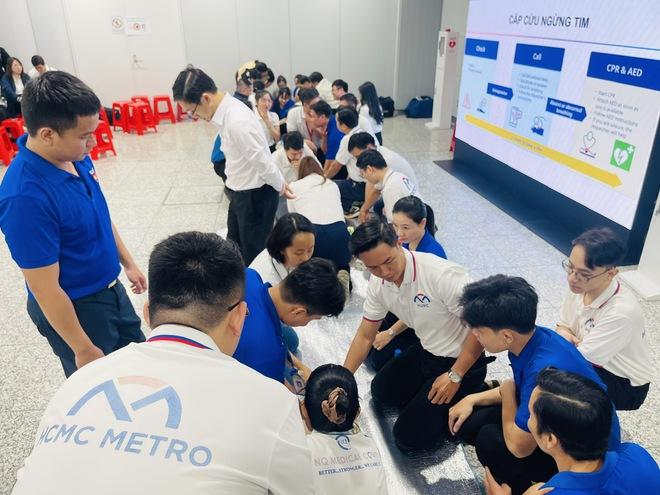Trang bị máy khử rung tim tự động tại các ga metro TP.HCM - Ảnh 3. Trang bị máy khử rung tim tự động tại các ga metro TP.HCM - Ảnh 3.