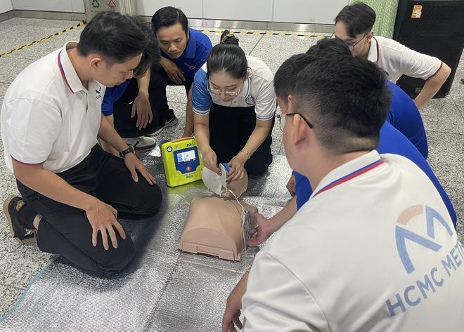 Trang bị máy khử rung tim tự động tại các ga metro TP.HCM - Ảnh 4. Trang bị máy khử rung tim tự động tại các ga metro TP.HCM - Ảnh 4.