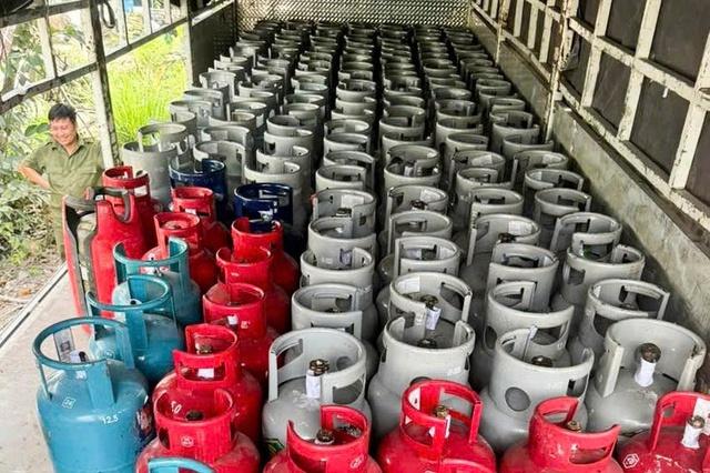 Phát hiện, tạm giữ hơn 380 bình gas không rõ nguồn gốc ở Tây Ninh- Ảnh 1. Phát hiện, tạm giữ hơn 380 bình gas không rõ nguồn gốc ở Tây Ninh- Ảnh 1.