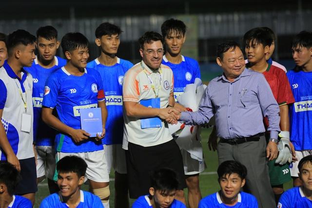 Quà sinh nhật đặc biệt của HLV Bồ Đào Nha tại TNSV THACO cup 2026- Ảnh 1. Quà sinh nhật đặc biệt của HLV Bồ Đào Nha tại TNSV THACO cup 2026- Ảnh 1.