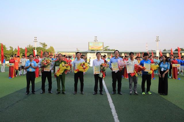 Hàng ngàn người ‘tiếp lửa’ lễ khai mạc vòng loại Tây Nam bộ TNSV THACO cup 2026- Ảnh 14.