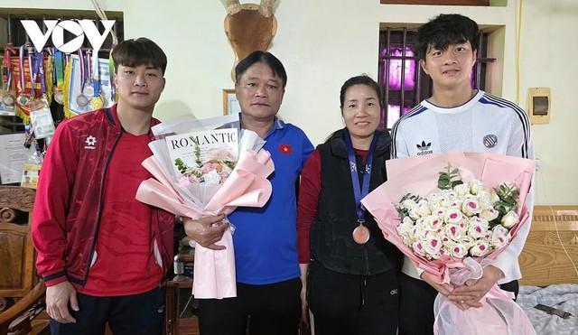 Thủ môn Cao Văn Bình trở về quê hương, người dân Nghệ An chào đón như người hùng- Ảnh 6.