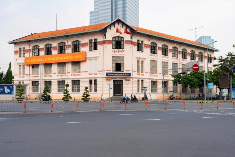 Tòa nhà cổ 111 năm tuổi gần chợ Bến Thành ở TP.HCM có gì đặc biệt?- Ảnh 2. Tòa nhà cổ 111 năm tuổi gần chợ Bến Thành ở TP.HCM có gì đặc biệt?- Ảnh 2.