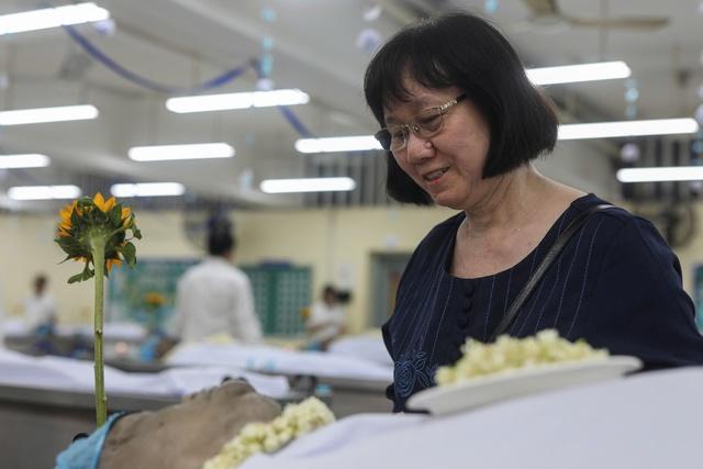 Xúc động khi 'gặp lại' ông nội trong khu lưu giữ thi hài ở TP.HCM - Ảnh 3.