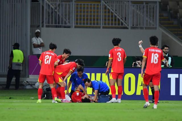 Hiểu Minh chấn thương nặng, Lý Đức thẻ đỏ: Hàng thủ U.23 Việt Nam vụn vỡ, thua đậm U.23 Trung Quốc- Ảnh 3.