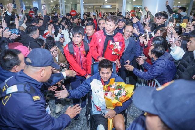 Báo Hàn Quốc: 'Khoảnh khắc HLV Kim sang-sik đẩy xe lăn cho Hiểu Minh lay động hàng triệu con tim'- Ảnh 1. Báo Hàn Quốc: 'Khoảnh khắc HLV Kim sang-sik đẩy xe lăn cho Hiểu Minh lay động hàng triệu con tim'- Ảnh 1.