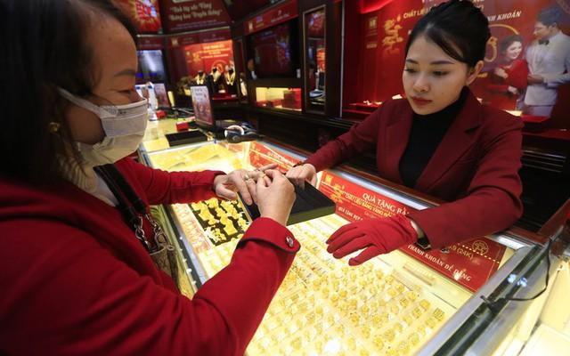 Giá vàng hôm nay 1.1.2026: Vàng nhẫn lao dốc đầu năm mới- Ảnh 1.