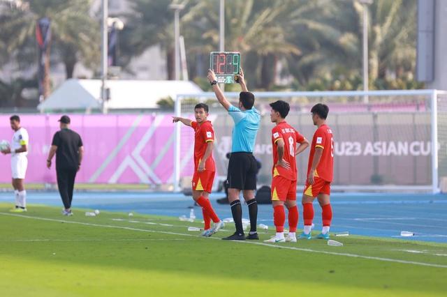 U.23 Việt Nam 'đánh nhanh thắng nhanh' U.23 Jordan: Trận đấu của VAR, Đình Bắc và Hiểu Minh - Ảnh 5. U.23 Việt Nam 'đánh nhanh thắng nhanh' Jordan, đứng đầu bảng A: Trận đấu của VAR, Đình Bắc và Hiểu Minh - Ảnh 6.