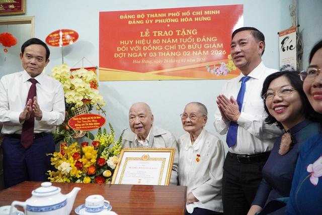 Thành ủy TP.HCM trao Huy hiệu Đảng đến nguyên trợ lý 2 Tổng Bí thư- Ảnh 1. Thành ủy TP.HCM trao Huy hiệu Đảng đến nguyên trợ lý 2 Tổng Bí thư- Ảnh 1.