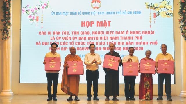 TP.HCM nghĩa tình: Hơn 5.900 tỉ đồng chăm lo tết cho người dân- Ảnh 4. TP.HCM nghĩa tình: Hơn 5.900 tỉ đồng chăm lo tết cho người dân- Ảnh 4.