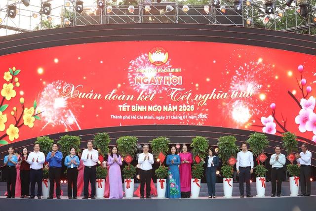 TP.HCM nghĩa tình: Hơn 5.900 tỉ đồng chăm lo tết cho người dân- Ảnh 2. TP.HCM nghĩa tình: Hơn 5.900 tỉ đồng chăm lo tết cho người dân- Ảnh 2.