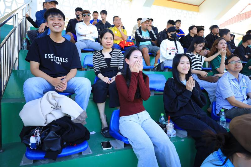 Đến sân sớm cổ vũ bạn trai đá bóng, cô gái chỉ mong không chấn thương- Ảnh 5. Đến sân sớm cổ vũ bạn trai đá bóng, cô gái chỉ mong không chấn thương- Ảnh 5.