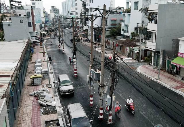 Dãy trụ điện nằm giữa đường Chu Văn An: Sở Xây dựng TP.HCM lên tiếng- Ảnh 2. Dãy trụ điện nằm giữa đường Chu Văn An: Sở Xây dựng TP.HCM lên tiếng- Ảnh 2.