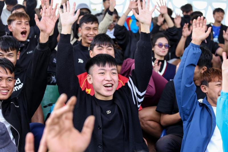 Ngày thi đấu cuối vòng loại Duyên hải miền Trung: Khán đài cực nóng, ‘mưa’ bàn thắng- Ảnh 5. Ngày thi đấu cuối vòng loại Duyên hải miền Trung: Khán đài cực nóng, ‘mưa’ bàn thắng- Ảnh 5.