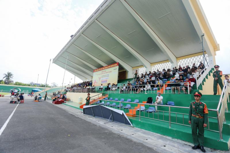 Ngày thi đấu cuối vòng loại Duyên hải miền Trung: Khán đài cực nóng, ‘mưa’ bàn thắng- Ảnh 7. Ngày thi đấu cuối vòng loại Duyên hải miền Trung: Khán đài cực nóng, ‘mưa’ bàn thắng- Ảnh 7.