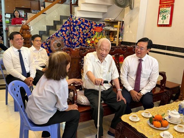 Thành ủy TP.HCM trao Huy hiệu Đảng đến nguyên trợ lý 2 Tổng Bí thư- Ảnh 3. Thành ủy TP.HCM trao Huy hiệu Đảng đến nguyên trợ lý 2 Tổng Bí thư- Ảnh 3.