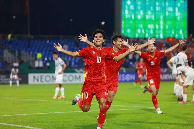 U.23 Việt Nam quá bản lĩnh, khác biệt hẳn với U.23 Thái Lan: Vì chúng ta có thầy Kim!
- Ảnh 2.