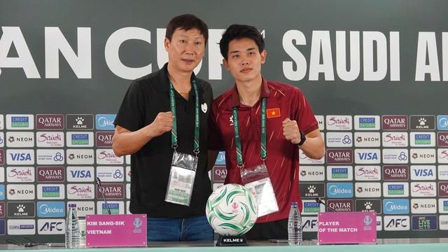 HLV Kim lại khiến đối thủ ‘chới với’, sử dụng sơ đồ độc lạ: Tứ kết có thể còn hay hơn - Ảnh 1. HLV Kim lại khiến đối thủ ‘chới với’, sử dụng sơ đồ độc lạ: Tứ kết có thể còn hay hơn - Ảnh 1.