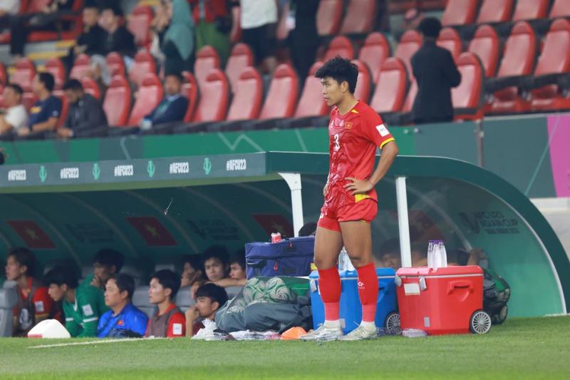 Hiểu Minh chấn thương nặng, Lý Đức thẻ đỏ: Hàng thủ U.23 Việt Nam vụn vỡ, thua đậm U.23 Trung Quốc- Ảnh 9.