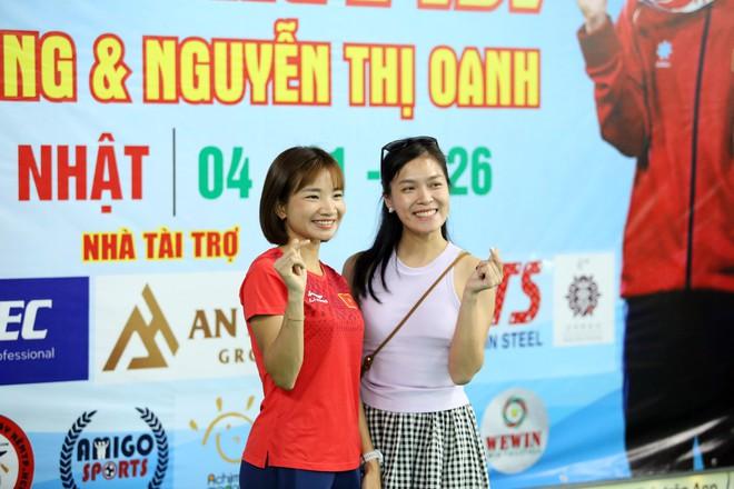 ‘Nữ hoàng điền kinh’ Nguyễn Thị Oanh xuất hiện ở sự kiện đặc biệt, đánh cầu lông cùng vợ Tiến Minh- Ảnh 1. ‘Nữ hoàng điền kinh’ Nguyễn Thị Oanh xuất hiện ở sự kiện đặc biệt, đánh cầu lông cùng vợ Tiến Minh- Ảnh 1.