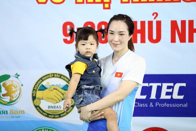 ‘Nữ hoàng điền kinh’ Nguyễn Thị Oanh xuất hiện ở sự kiện đặc biệt, đánh cầu lông cùng vợ Tiến Minh- Ảnh 16. ‘Nữ hoàng điền kinh’ Nguyễn Thị Oanh xuất hiện ở sự kiện đặc biệt, đánh cầu lông cùng vợ Tiến Minh- Ảnh 16.