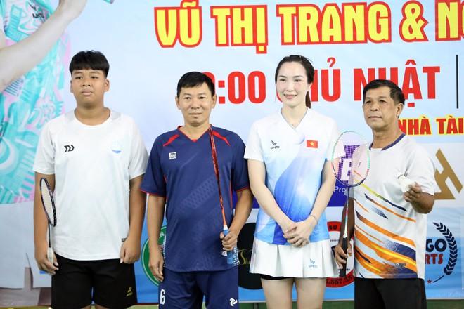 ‘Nữ hoàng điền kinh’ Nguyễn Thị Oanh xuất hiện ở sự kiện đặc biệt, đánh cầu lông cùng vợ Tiến Minh- Ảnh 17. ‘Nữ hoàng điền kinh’ Nguyễn Thị Oanh xuất hiện ở sự kiện đặc biệt, đánh cầu lông cùng vợ Tiến Minh- Ảnh 17.