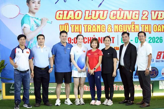 ‘Nữ hoàng điền kinh’ Nguyễn Thị Oanh xuất hiện ở sự kiện đặc biệt, đánh cầu lông cùng vợ Tiến Minh- Ảnh 15. ‘Nữ hoàng điền kinh’ Nguyễn Thị Oanh xuất hiện ở sự kiện đặc biệt, đánh cầu lông cùng vợ Tiến Minh- Ảnh 15.
