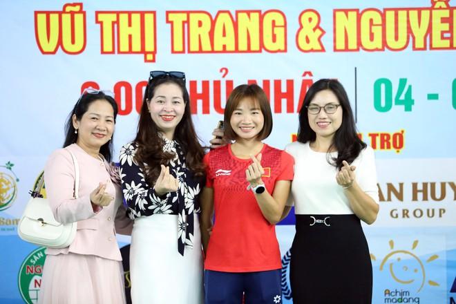‘Nữ hoàng điền kinh’ Nguyễn Thị Oanh xuất hiện ở sự kiện đặc biệt, đánh cầu lông cùng vợ Tiến Minh- Ảnh 4. ‘Nữ hoàng điền kinh’ Nguyễn Thị Oanh xuất hiện ở sự kiện đặc biệt, đánh cầu lông cùng vợ Tiến Minh- Ảnh 4.