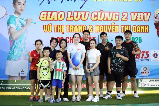 ‘Nữ hoàng điền kinh’ Nguyễn Thị Oanh xuất hiện ở sự kiện đặc biệt, đánh cầu lông cùng vợ Tiến Minh- Ảnh 14. ‘Nữ hoàng điền kinh’ Nguyễn Thị Oanh xuất hiện ở sự kiện đặc biệt, đánh cầu lông cùng vợ Tiến Minh- Ảnh 14.
