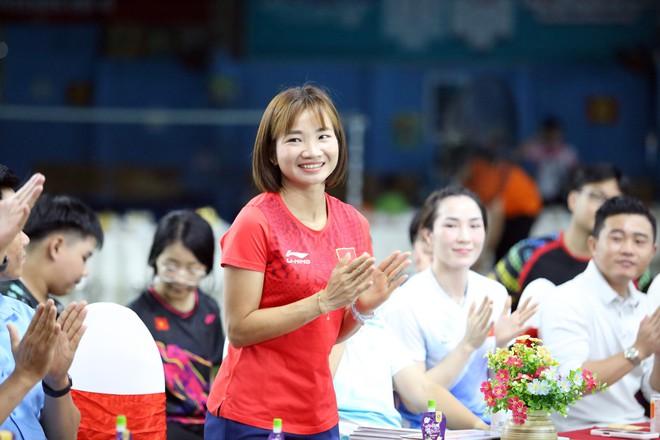 ‘Nữ hoàng điền kinh’ Nguyễn Thị Oanh xuất hiện ở sự kiện đặc biệt, đánh cầu lông cùng vợ Tiến Minh- Ảnh 2. ‘Nữ hoàng điền kinh’ Nguyễn Thị Oanh xuất hiện ở sự kiện đặc biệt, đánh cầu lông cùng vợ Tiến Minh- Ảnh 2.